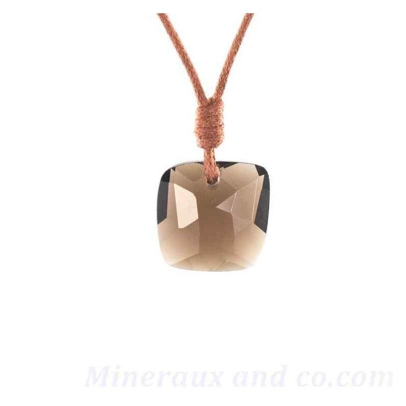 Pendentif carré facetté en quartz fumé sur cordon coton.