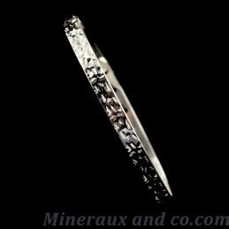 Bracelet plat argent martelé.