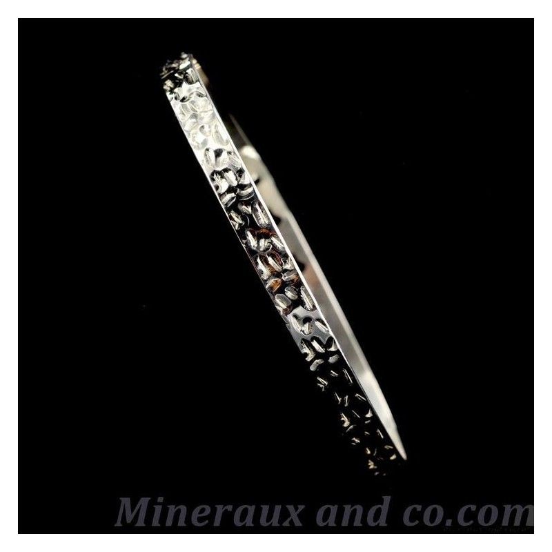 Bracelet plat argent martelé.