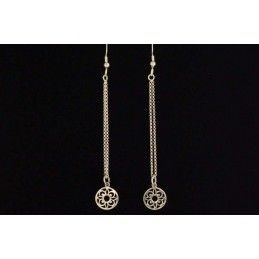 Boucles d'oreilles chaînettes et médailles fleurs argent.