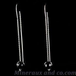 Boucles d'oreilles chaînes pendantes et perles d'onyx.