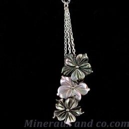 Pendentif chaîne argent et trois fleurs de nacre grises et roses.