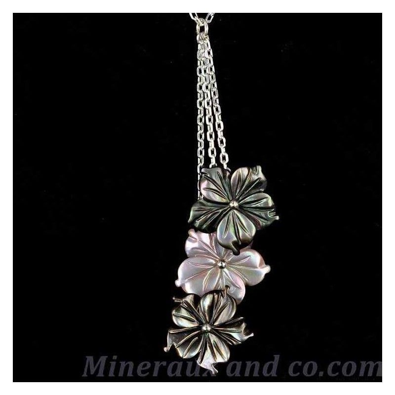 Pendentif chaîne argent et trois fleurs de nacre grises et roses.