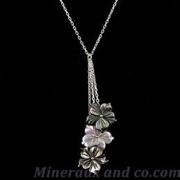 Pendentif chaîne argent et trois fleurs de nacre grises et roses.