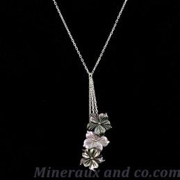 Pendentif chaîne argent et trois fleurs de nacre grises et roses.