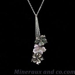 Pendentif chaîne argent et trois fleurs de nacre grises et roses.