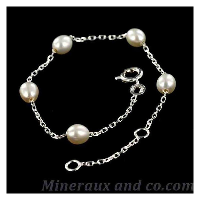 Bracelet argent et cinq perles de culture d'eau douce.