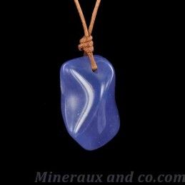 Pendentif calcédoine bleue en pierre roulée sur lien