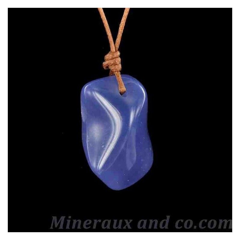 Pendentif calcédoine bleue en pierre roulée sur lien