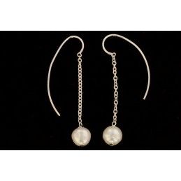 Boucles d'oreilles argent 925 et perles de culture d'eau douce rondes.