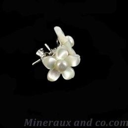 Boucles d'oreilles tiges argent 925 fleur de nacre blanche .