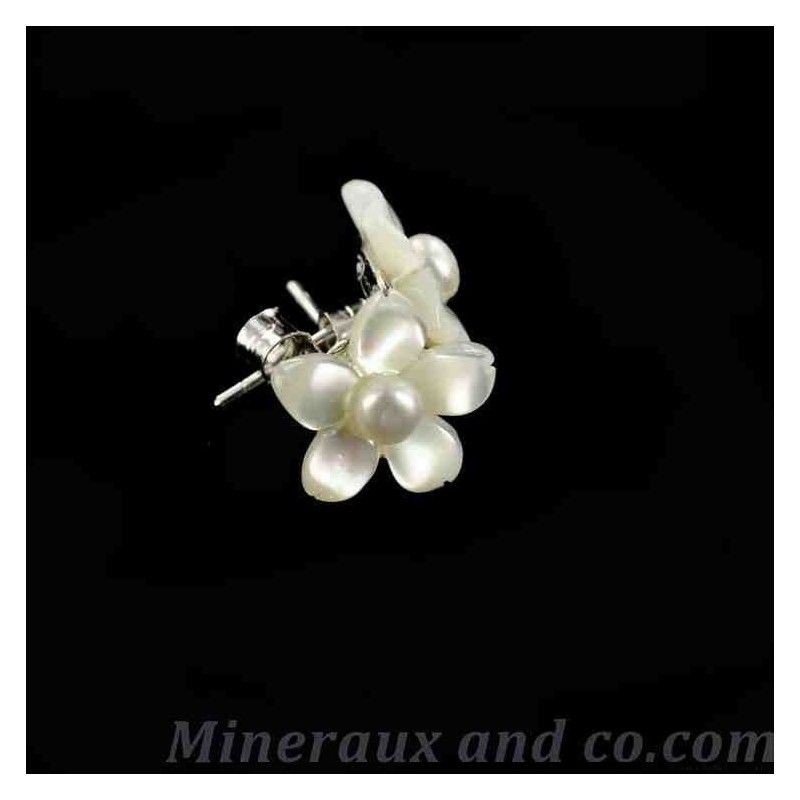 Boucles d'oreilles tiges argent 925 fleur de nacre blanche .