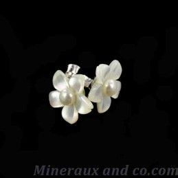 Boucles d'oreilles tiges argent 925 fleur de nacre blanche .