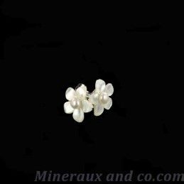 Boucles d'oreilles tiges argent 925 fleur de nacre blanche .