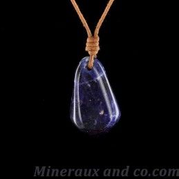 Pendentif sodalite en pierre roulée sur lien.