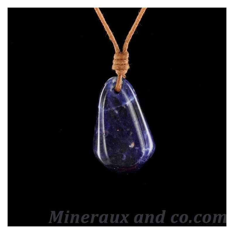 Pendentif sodalite en pierre roulée sur lien.