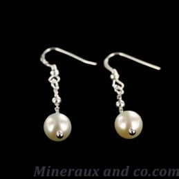 Boucles d'oreilles perle blanche et chaînettes.