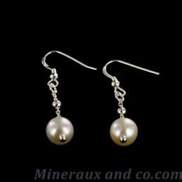 Boucles d'oreilles perle blanche et chaînettes.