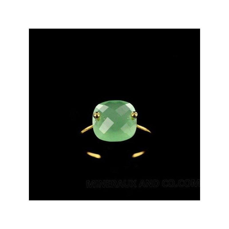 Anneau fin plaqué or et zircon carré vert. Anneau fin plaqué or et zircon carré vert.