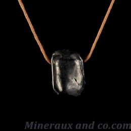 Pendentif shungite en pierre roulée montée sur cordon coton.