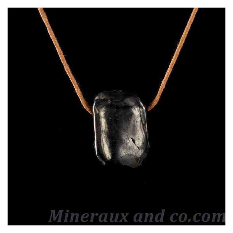 Pendentif shungite en pierre roulée montée sur cordon coton.