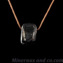 Pendentif shungite en pierre roulée montée sur cordon coton.