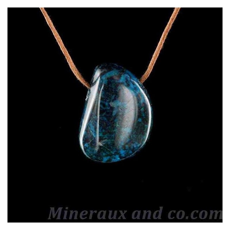 Pendentif en chrysocolle roulée. Pendentif en chrysocolle roulée.