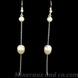 Boucles d'oreilles pendantes et perles blanches