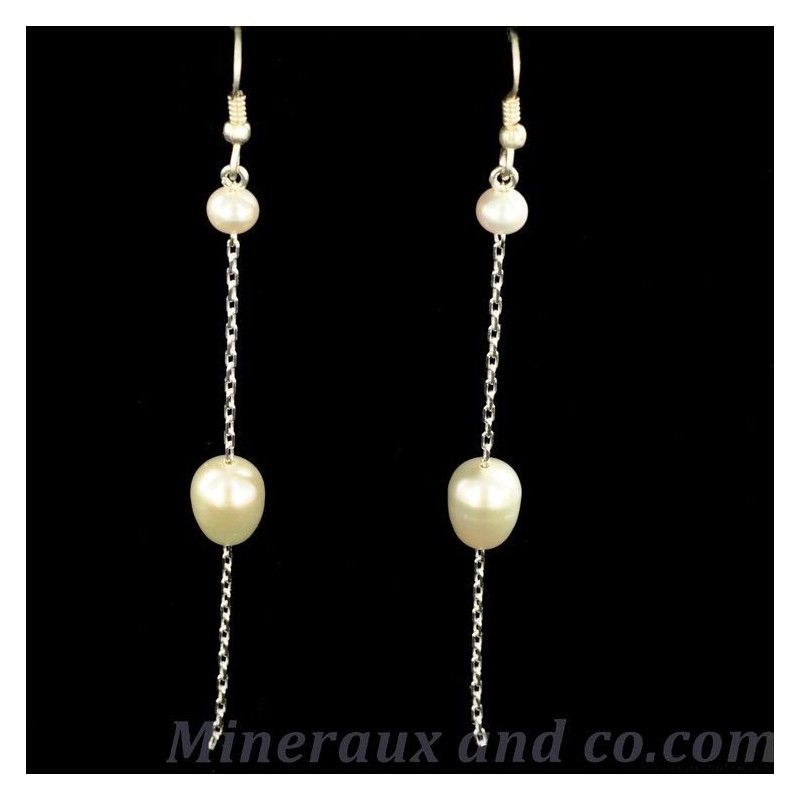 Boucles d'oreilles pendantes et perles blanches