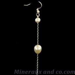 Boucles d'oreilles pendantes et perles blanches