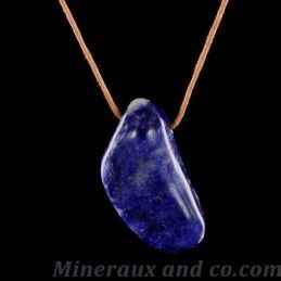 Pendentif en sodalite roulée.