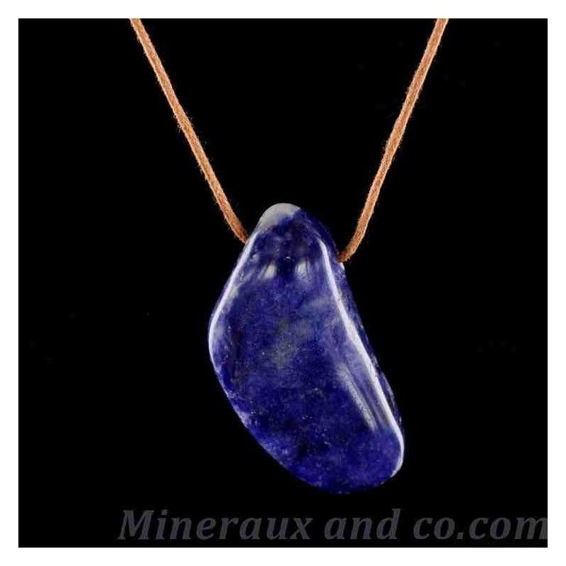 Pendentif en sodalite roulée.