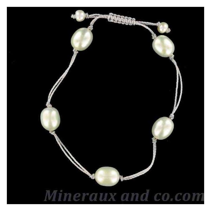 Bracelet cordon et cinq perles de culture d'eau douce.