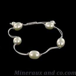 Bracelet cordon et cinq perles de culture d'eau douce.