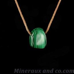 Pendentif malachite sur lien.