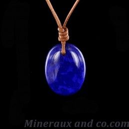 Pendentif cabochon Lapis-Lazuli monté sur cordon coton.