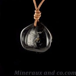 Pendentif en pierre d'onyx noir polie percée .