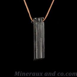 Pendentif en tourmaline noire brute sur un cordon.