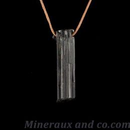 Pendentif en tourmaline noire brute sur un cordon.