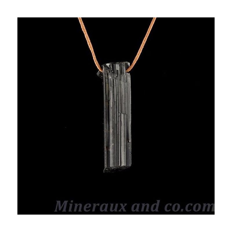 Pendentif en tourmaline noire brute sur un cordon.