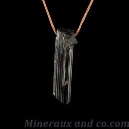 Pendentif en tourmaline noire brute sur un cordon.