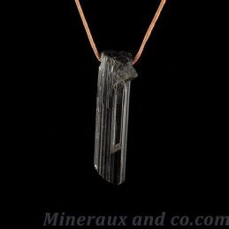 Pendentif en tourmaline noire brute sur un cordon.