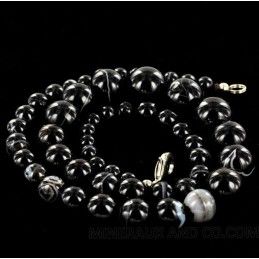 Collier en perles d'onyx noir.