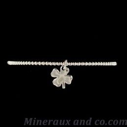 Bracelet élastique petites perles et croix d'argent.