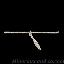 Bracelet élastique petites perles et croix d'argent.