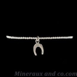 Bracelet élastique petites perles et croix d'argent.