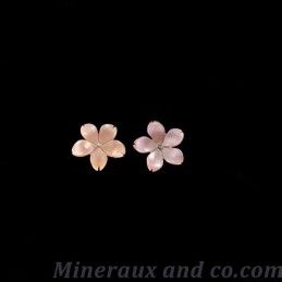 Boucles d oreilles tiges argent 925 fleur de nacre rose .