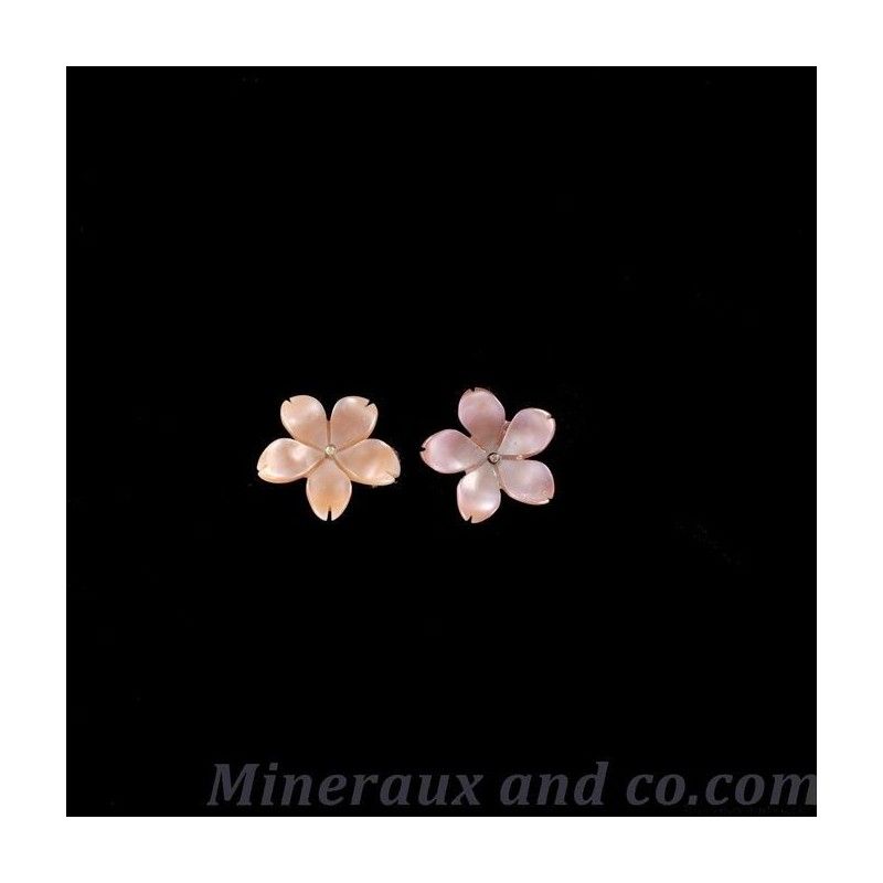 Boucles d oreilles tiges argent 925 fleur de nacre rose .