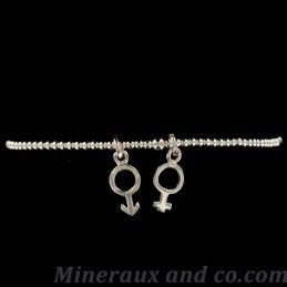 Bracelet élastique petites perles et croix d'argent.