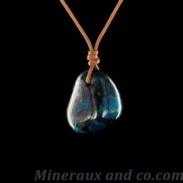 Pendentif en chrysocolle roulée sur lien de coton.